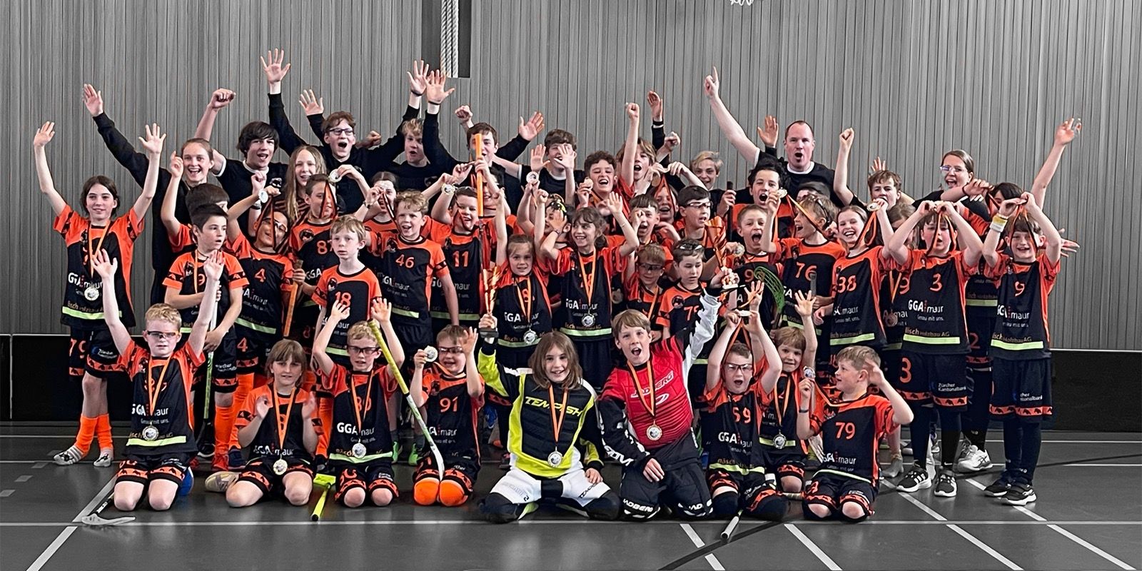 Jubelndes Team mit Medaillen