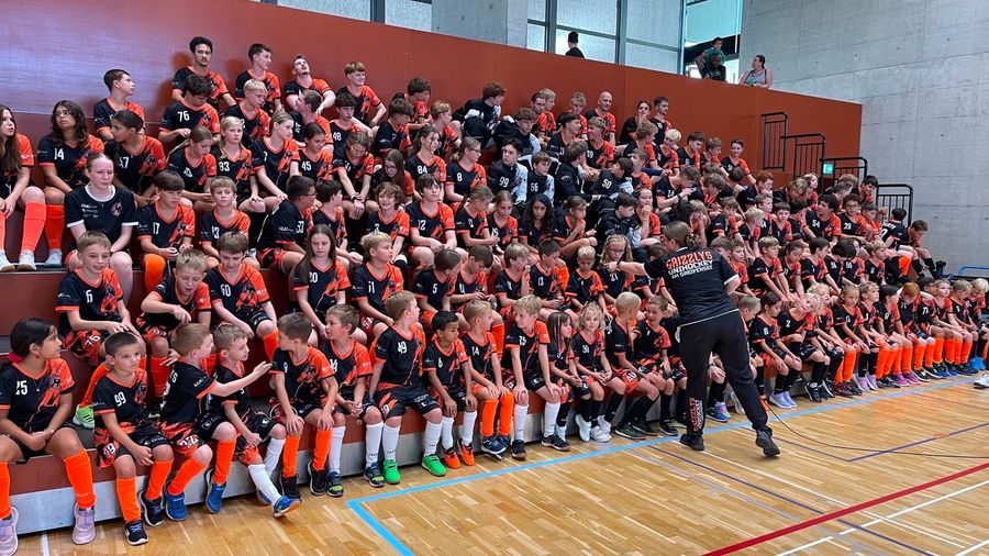 Bild 2 von 4 zum Beitrag «Das diesjährige Fotoshooting mit allen 6 Altersgruppen und 11 Teams ist abgeschlossen.»